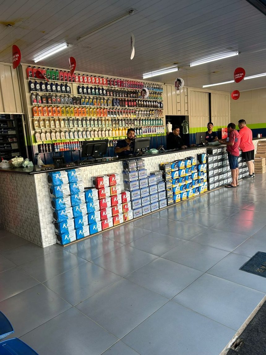 Equipe da Auto Peças Borges atendendo clientes no balcão da loja